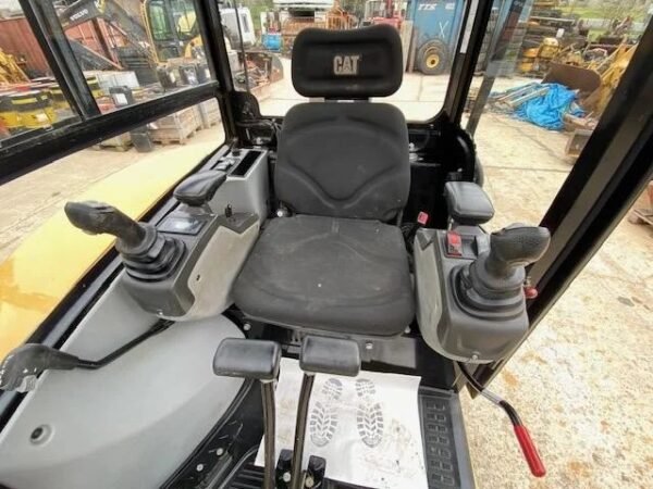 CATERPILLAR 302.7D + Marteau piqueur + Remorque + 4 Godets – Image 7