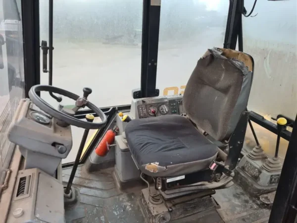 Massey Ferguson 860 backhoe – Image 14