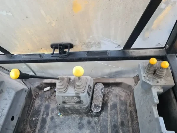 Massey Ferguson 860 backhoe – Image 15